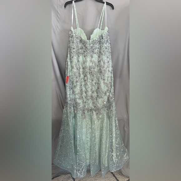 Mac Duggal A20242 NWOT EMBELLISHED SLEEVELESS PLUNGE NECK TRUMPET GOWN - Picture 5 of 7